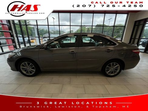 Used 2017 Toyota Camry SE w/ Moonroof Package FWD image 2