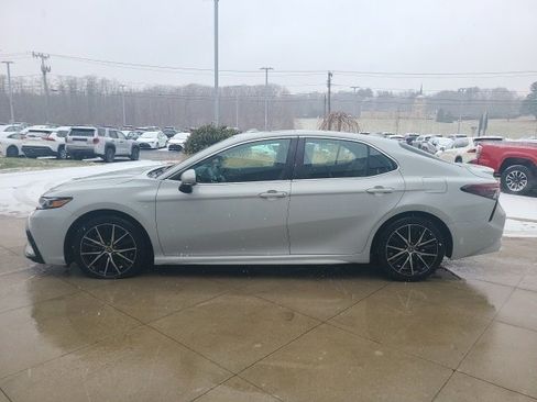 Used 2023 Toyota Camry SE image 4