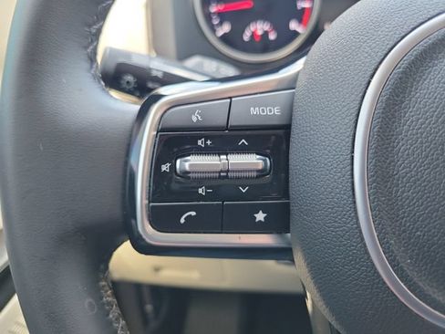Used 2024 Kia Carnival LX FWD image 22