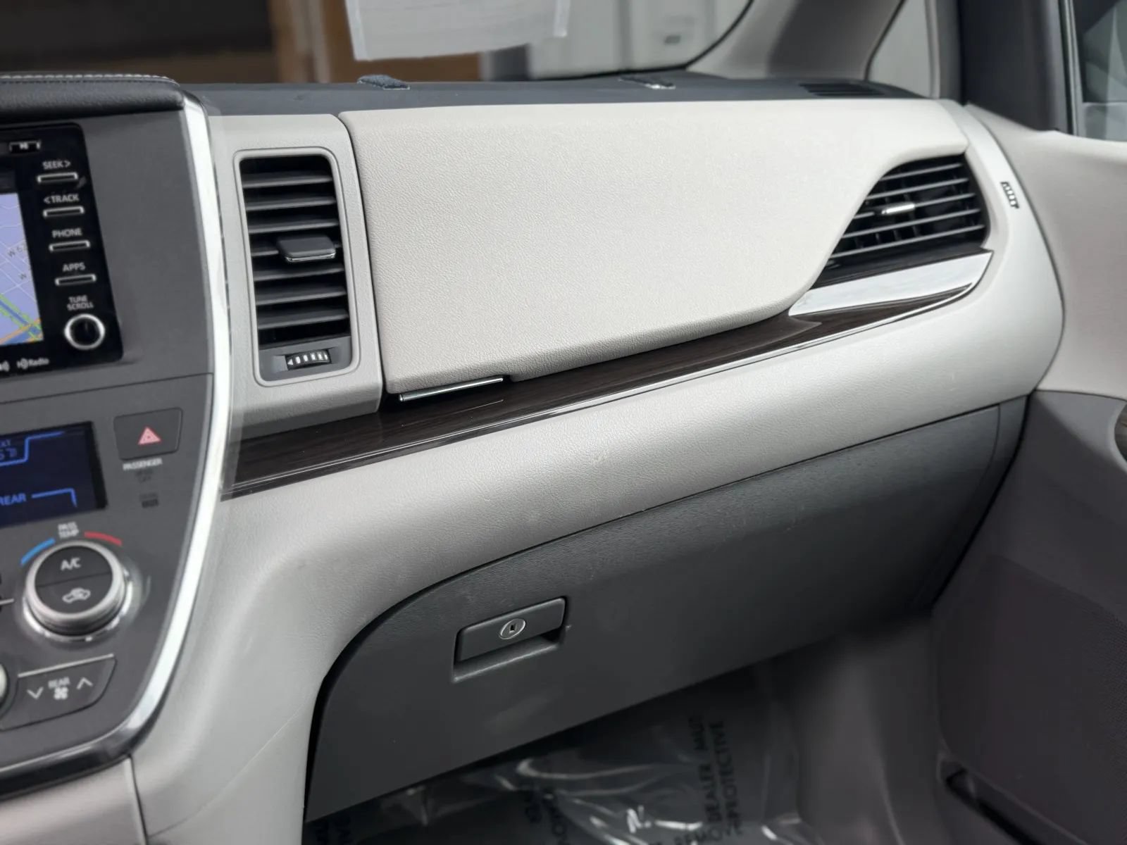 Used 2019 Toyota Sienna XLE w/ XLE Navigation Package FWD image 38