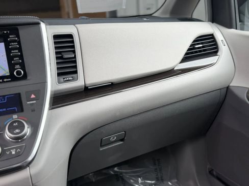 Used 2019 Toyota Sienna XLE w/ XLE Navigation Package FWD image 38