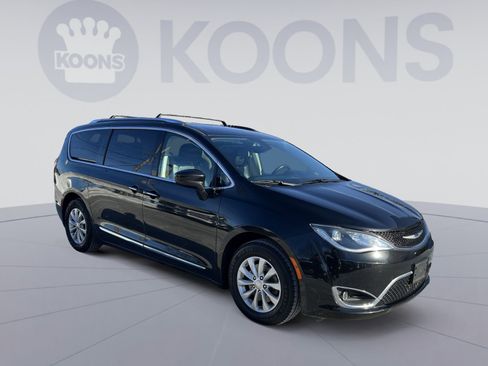 Used 2019 Chrysler Pacifica Touring-L image 10