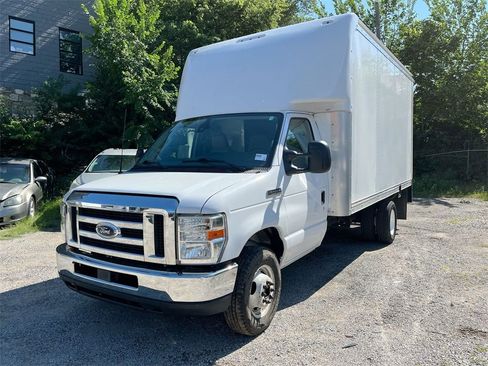 Used 2023 Ford E-450 and Econoline 450 Super Duty w/ Driver's Safety Package RWD image 3