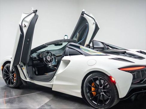 Used 2025 McLaren Artura Spider image 25