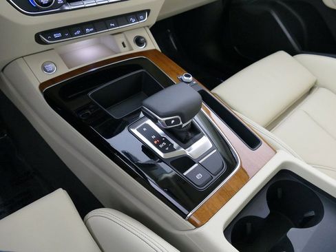 Used 2024 Audi Q5 e Premium w/ Convenience Package image 23