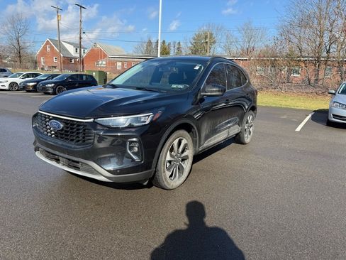 Used 2023 Ford Escape Platinum image 3