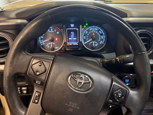 Used 2017 Toyota Tacoma TRD Off-Road w/ Premium & Technology Package image 16