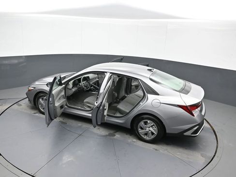 Certified 2025 Hyundai Elantra SE image 43