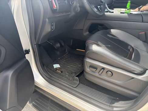 Used 2025 Nissan Armada SL image 5