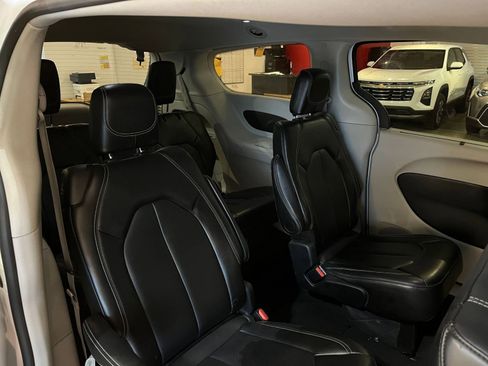 Used 2024 Chrysler Pacifica Touring-L image 37