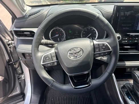 Used 2022 Toyota Highlander Platinum AWD/4WD image 16