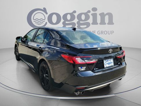 Used 2025 Toyota Camry SE FWD image 2