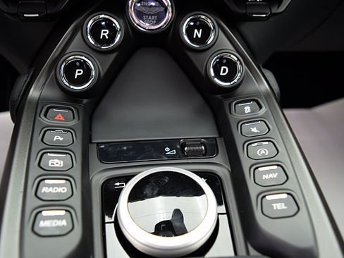 Used 2023 Aston Martin V8 Vantage Coupe RWD image 32