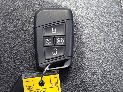 Certified 2024 Volkswagen Tiguan SE w/ Panoramic Sunroof Package FWD image 20