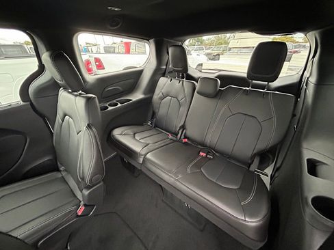 New 2026 Chrysler Pacifica Select image 38