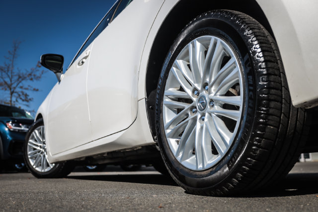 Used 2015 Lexus ES 350 w/ Luxury Package FWD image 13