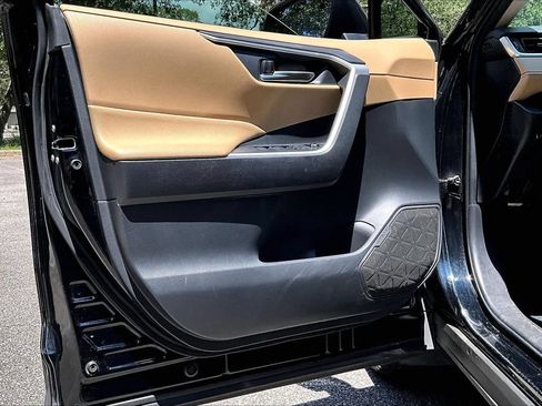Used 2019 Toyota RAV4 XLE Premium FWD image 17