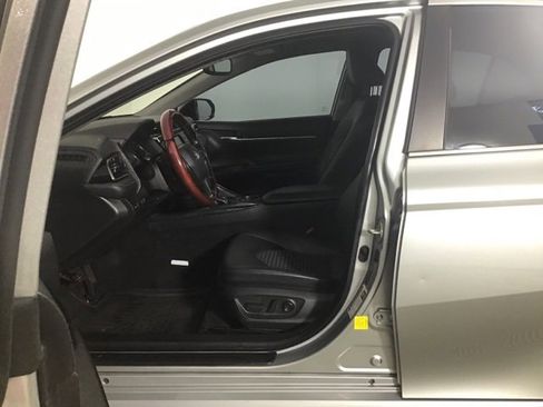 Used 2019 Toyota Camry SE w/ Convenience Package image 8