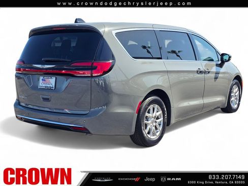 Used 2025 Chrysler Pacifica Select FWD image 7