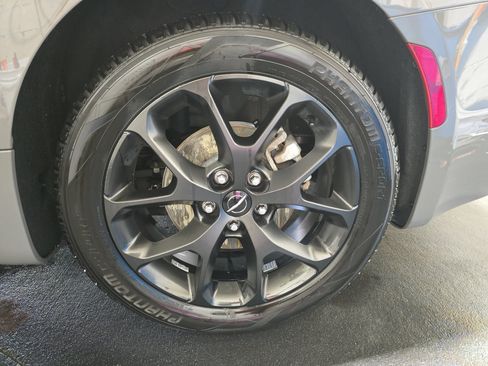 Used 2025 Chrysler Pacifica Limited FWD image 30