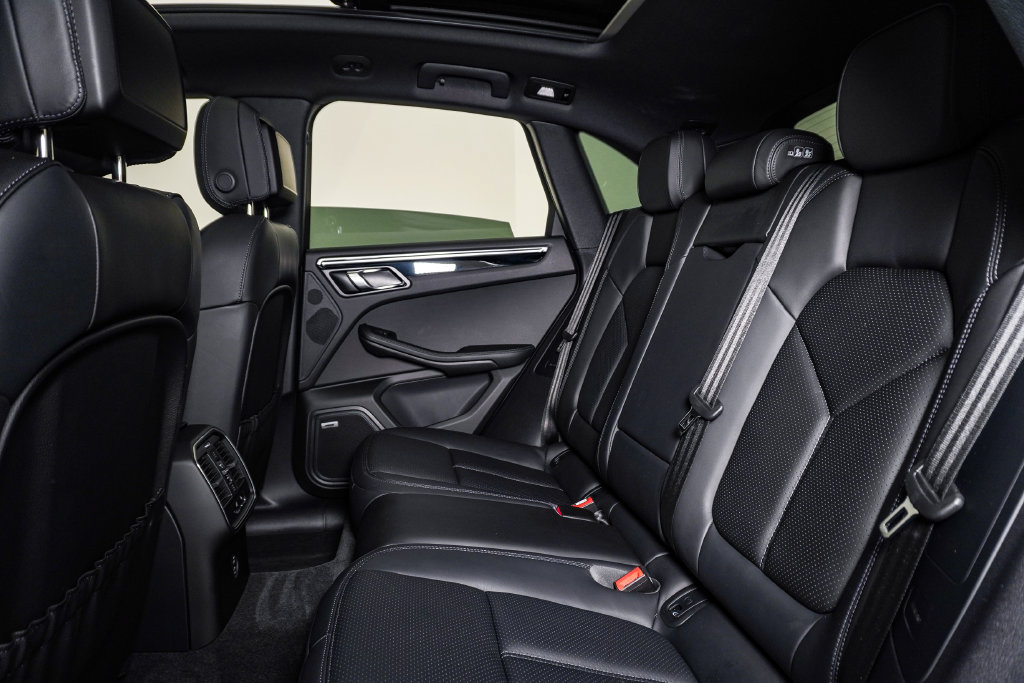 Used 2024 Porsche Macan S AWD/4WD image 17