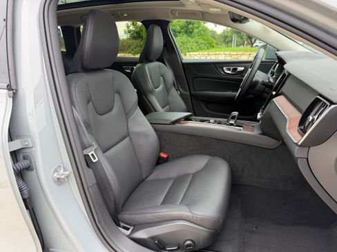 Certified 2025 Volvo V60 B5 Cross Country Plus AWD/4WD image 10