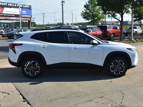 Used 2025 Chevrolet Trax LT w/ LT Convenience Package FWD image 4
