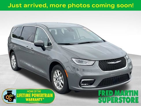 Used 2023 Chrysler Pacifica Touring-L FWD image 1