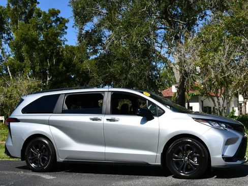 Used 2025 Toyota Sienna XSE image 10