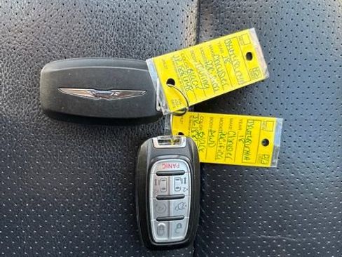 Used 2018 Chrysler Pacifica Touring-L w/ Premium Audio Group FWD image 11