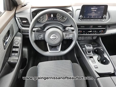 Used 2023 Nissan Rogue SV FWD image 5