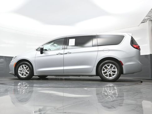 Used 2023 Chrysler Pacifica Touring-L FWD image 31
