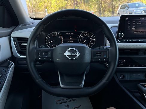 Used 2025 Nissan Rogue SV image 32