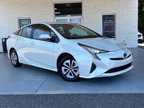 Used 2017 Toyota Prius Four FWD image 1