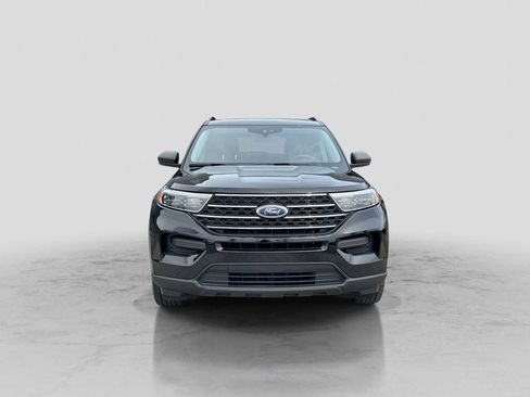 Used 2023 Ford Explorer XLT AWD/4WD image 9