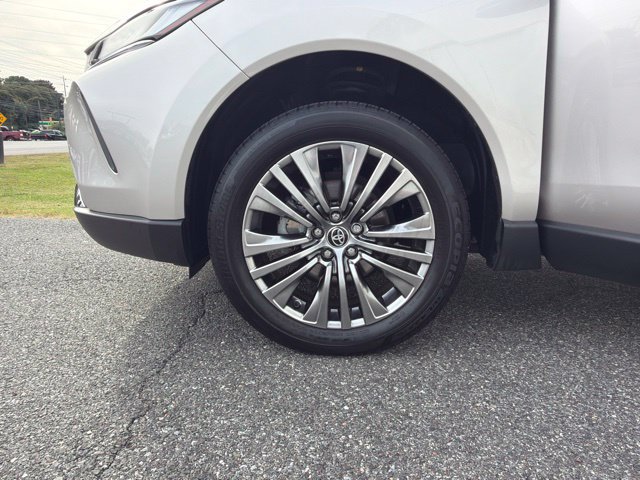 Used 2024 Toyota Venza XLE AWD/4WD image 25