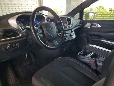 Used 2019 Chrysler Pacifica Touring Plus w/ S Appearance Package FWD image 16