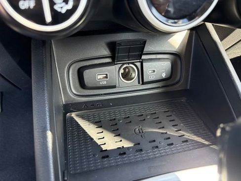 Used 2023 Hyundai Venue Limited FWD image 17