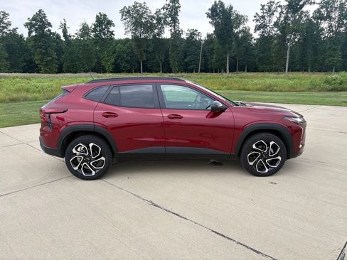 Used 2024 Chevrolet Trax RS w/ Sunroof Package FWD image 7