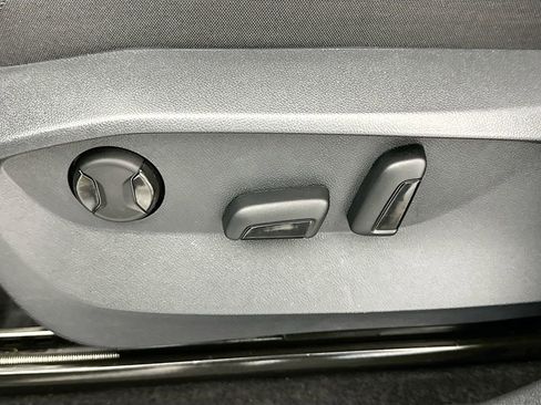 Used 2024 Volkswagen Tiguan SE image 20