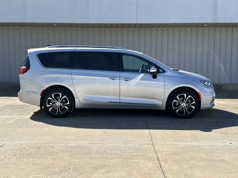 Used 2023 Chrysler Pacifica Pinnacle w/ Trailer Tow Group image 2
