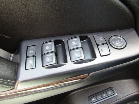 Used 2018 Chevrolet Suburban LT image 35