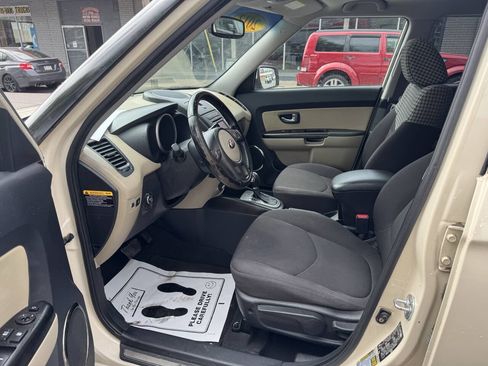 Used 2013 Kia Soul ! FWD image 7
