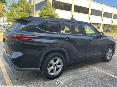 Used 2022 Toyota Highlander LE FWD image 6