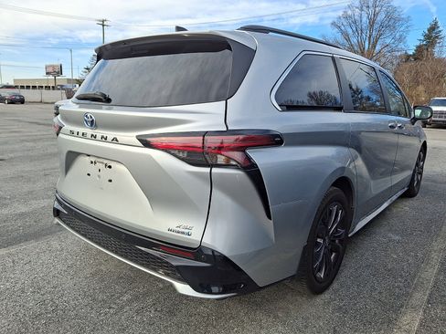 Used 2022 Toyota Sienna XSE image 10