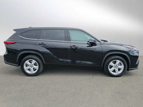 Used 2022 Toyota Highlander L FWD image 2