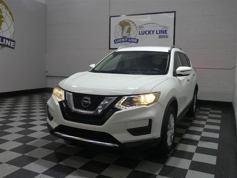 Used 2019 Nissan Rogue SV image 4