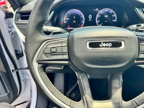 New 2025 Jeep Grand Cherokee Limited w/ Black Appearance Package image 18