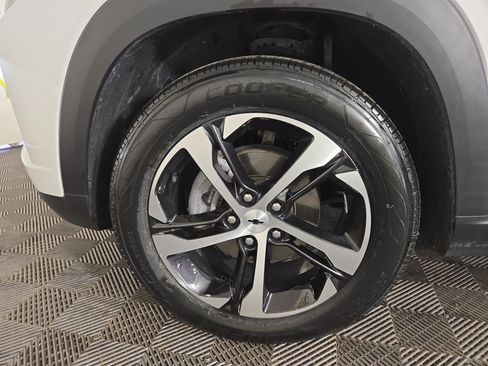 Certified 2024 Chevrolet Trax RS w/ Sunroof Package FWD image 33