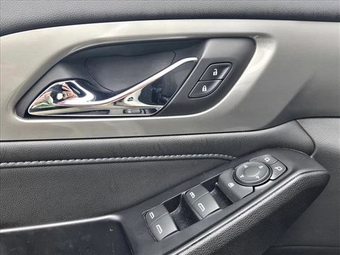 Used 2023 Chevrolet Traverse LT FWD image 12
